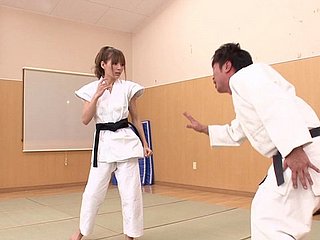 Splendida ragazza karate giapponese fix it di regime un po 'di equitazione cazzo