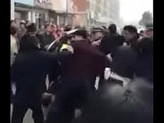 femme chinoise a mis lassie pantalon se battre avec les flics