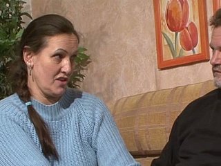 Shivering vecchia coppia assetata esegue sesso orale sporco sul divano