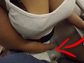 Trentenaire blonde inconnu avec de gros seins commença à toucher dam snack dans le métro! Ça s'appelle sexe vêtue?