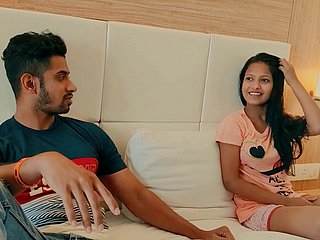 Mediocre Indiaas paar trekt langzaam hun kleren uit om seks te hebben