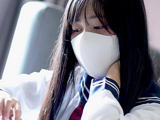 एक जापानी स्कूली छात्रा की पैंटी के नीचे क्या छिपा हुआ है?