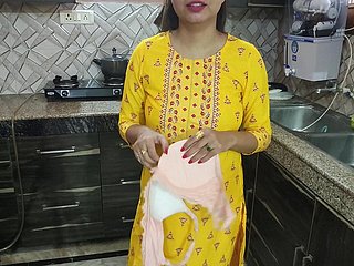 Desi Bhabhi wusch Geschirr in der Küche, dann kam ihr Schwager und sagte, Bhabhi Aapka Chut Chahiye Kya Pocket Hindi Audio