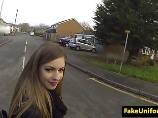 UK floosie succhia cazzo policemans near macchina della polizia