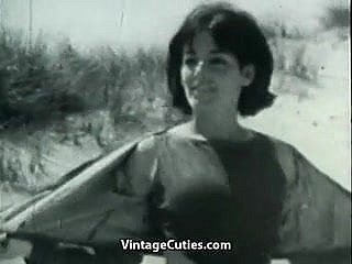 Dag Nudist Girl's aan het beach (1960 vintage)