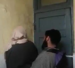 Hijab Schwester gefickt not far from der Universität Badezimmer