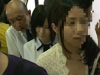 Keriting Aksi dan Upskirt Shots di Bus Umum Jepang