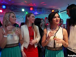 Unglaublich gefräßigen Blowjobs werden von einigen Tanzköniginnen in Club gegeben